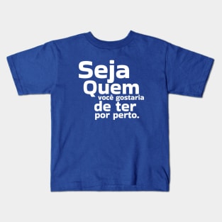 Seja quem você gostaria de ter por perto by Salvesad Kids T-Shirt